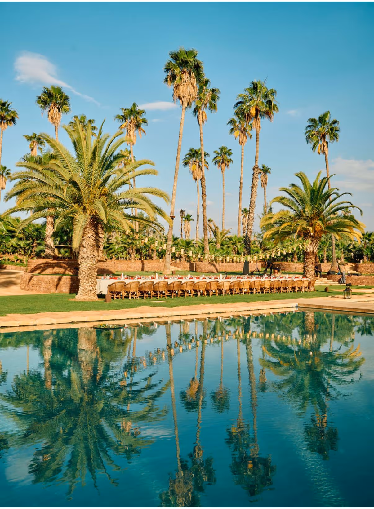 Dîner de mariage au bord de la piscine